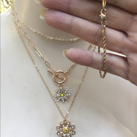 Jewelry - Rhinestone daisy on gold 3 swag lariat necklace/bracket